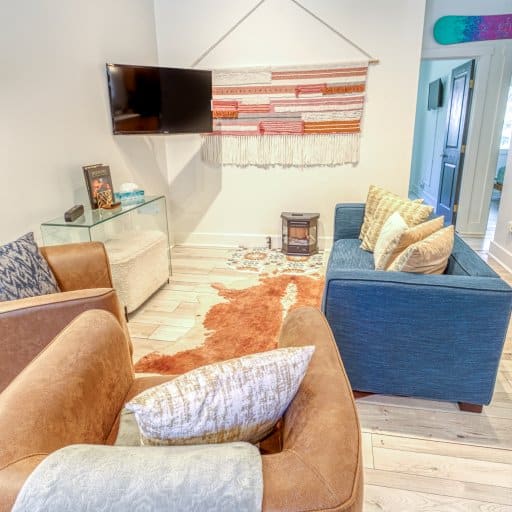 Living room w/corner TV 